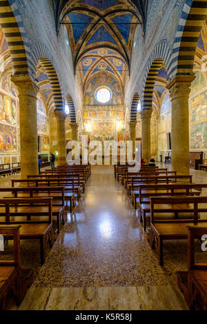 À l'intérieur de la cathédrale, collégiale, de la ville médiévale Banque D'Images