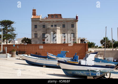 Bateaux de pêche sur le quai, port de Favignana, Levanzo island, îles Egadis, Sicile, Italie Banque D'Images