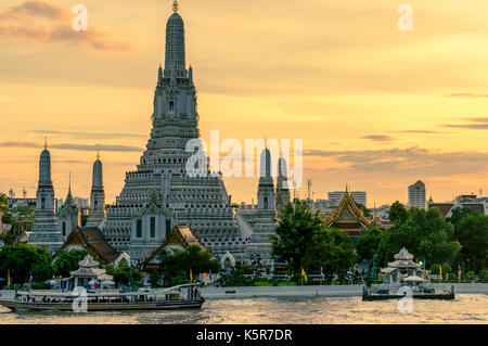 Wat Arun ou temple de l'aube, sur les rives de la rivière Chao Praya Bangkok Thaïlande Banque D'Images