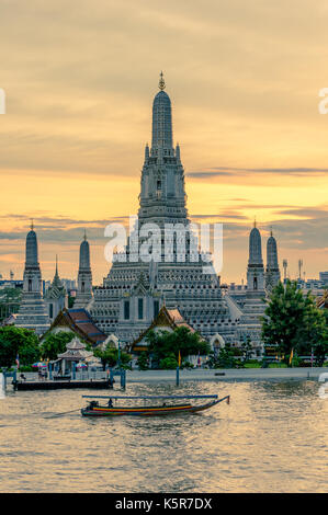 Wat Arun ou temple de l'aube, sur les rives de la rivière Chao Praya Bangkok Thaïlande Banque D'Images