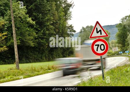 Limitation de vitesse pour les voitures, camions, véhicules automobiles, circulation automobile, avec un panneau indiquant une vitesse maximale de 70 kilomètres sur un national en France Banque D'Images