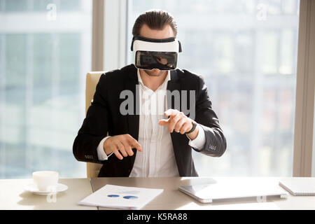 Businessman in vr Travail avec casque de réalité augmentée in office Banque D'Images