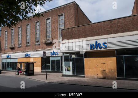 La maison Magasins dans Fore Street, Exeter Sep 17, toujours barricadés et non utilisés après la chaîne fermée en août 16 Banque D'Images