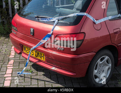 Abandonné et vandalisé - voiture Peugeot 306, à égalité avec la police "ne pas traverser la bande à Cullompton services sur le M5 Banque D'Images