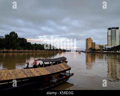 Le coucher du soleil, de la rivière de Kuching, Malaisie Bornéo Banque D'Images