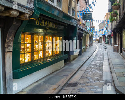 À la pagaille le long de la rue médiévale historique dans le centre de York tôt le matin sans que les gens Banque D'Images