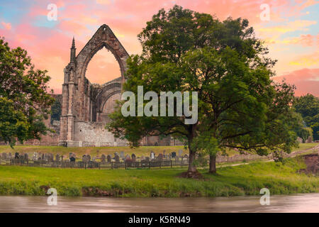 Bolton Abbey dans wharfedale dans le North Yorkshire, en Angleterre, avec les ruines d'un 12ème siècle monastère des augustins Banque D'Images