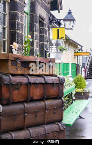 Steamtrain embsay gare avec valises et signes réplique vintage Banque D'Images