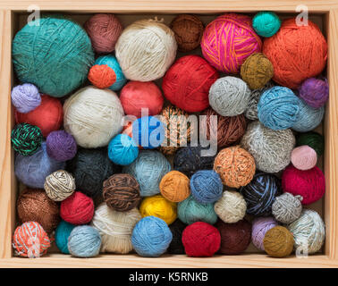 Boules de fils colorés dans un coffret en bois Banque D'Images