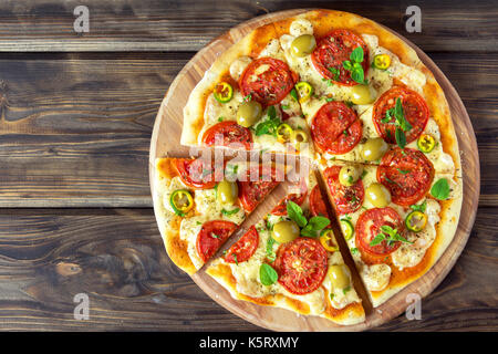 Pizza mexicain épicé avec tomates, olives et piments jalapenos. pizza végétarienne avec l'origan. Banque D'Images