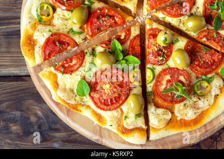 Pizza mexicain épicé avec tomates, olives et piments jalapenos. pizza végétarienne avec l'origan. Banque D'Images