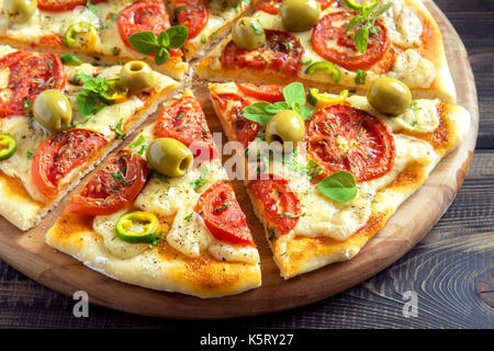 Pizza mexicain épicé avec tomates, olives et piments jalapenos. pizza végétarienne avec l'origan. Banque D'Images