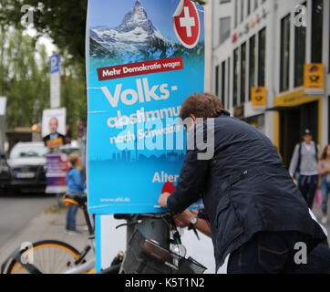 Munich, Allemagne. 09Th sep 2017. L'AFD-activistes accrocher une affiche électorale jusqu'. ce week-end le leopoldcorso «' street life festival a lieu. des partis politiques différents utilisés pour la campagne électorale. l'AFD n'était pas autorisé à y participer. pour qu'ils avaient un stand juste à côté de la 'leopoldcorso'. crédit : Alexander pohl/pacific press/Alamy live news Banque D'Images