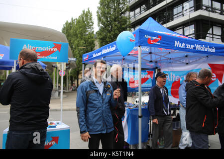 Munich, Allemagne. 09Th sep 2017. L'AFD distribue des tracts militants. ce week-end, le 'leopoldcorso' street life festival a lieu. des partis politiques différents utilisés pour la campagne électorale. l'AFD n'était pas autorisé à y participer. pour qu'ils avaient un stand juste à côté de la 'leopoldcorso'. crédit : Alexander pohl/pacific press/Alamy live news Banque D'Images