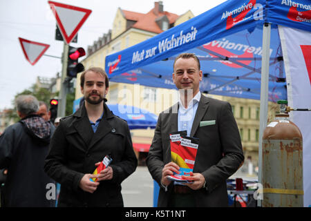 Munich, Allemagne. 09Th sep 2017. L'AFD distribue des tracts militants. ce week-end, le 'leopoldcorso' street life festival a lieu. des partis politiques différents utilisés pour la campagne électorale. l'AFD n'était pas autorisé à y participer. pour qu'ils avaient un stand juste à côté de la 'leopoldcorso'. crédit : Alexander pohl/pacific press/Alamy live news Banque D'Images