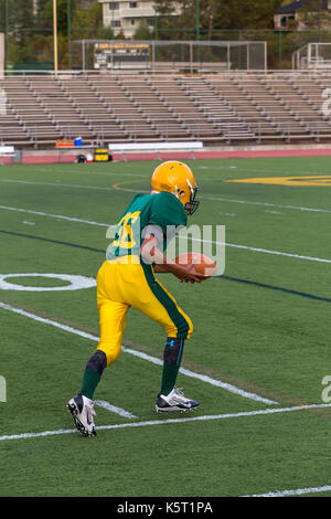 San Marin mustangs high school high school, joueur de football, pratiquer avant match, match de football de l'école secondaire, Novato, comté de marin, en Californie Banque D'Images