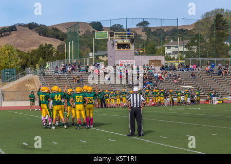 San Marin mustangs high school high school, joueurs de football, l'exercice avant match, match de football de l'école secondaire, Novato, comté de marin, en Californie Banque D'Images