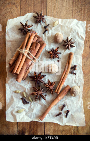 Arôme naturel d'épices pour noël pâtisserie ou vin chaud. les bâtons de cannelle, les étoiles d'anis, de girofle, cardamome et noix de muscade - épices pour les saisonniers l'automne et w Banque D'Images