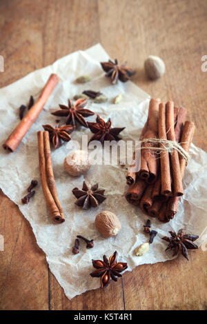 Arôme naturel d'épices pour noël pâtisserie ou vin chaud. les bâtons de cannelle, les étoiles d'anis, de girofle, cardamome et noix de muscade - épices pour les saisonniers l'automne et w Banque D'Images