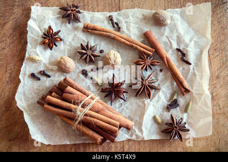 Arôme naturel d'épices pour noël pâtisserie ou vin chaud. les bâtons de cannelle, les étoiles d'anis, de girofle, cardamome et noix de muscade - épices pour les saisonniers l'automne et w Banque D'Images