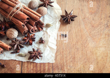 Arôme naturel d'épices pour noël pâtisserie ou vin chaud. les bâtons de cannelle, les étoiles d'anis, de girofle, cardamome et noix de muscade - épices pour les saisonniers l'automne et w Banque D'Images