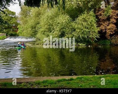 Deux canoéistes par le Lucy's Mill Weir et riverside apartments. rivière Avon, Stratford upon Avon, warks, Royaume-Uni. Banque D'Images