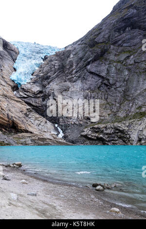 Lac d'eau bleu provenant d'un glacier blue ice en Norvège Banque D'Images