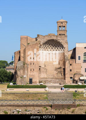 Temple de Vénus et Rome vu du Colisée, Rome, Italie Banque D'Images