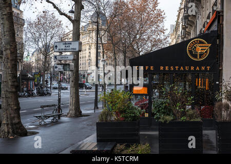 Un restaurant sur l'un des grand boulevards au centre de paris sur un matin d'hiver. Banque D'Images