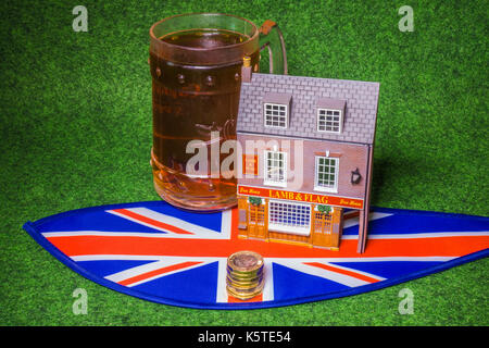 La modèle pub avec boisson et un Union Jack avec de nouvelles pièces livre. Concept de l'industrie des boissons au Royaume-Uni, avec les coûts des entreprises et des perspectives du client. Banque D'Images