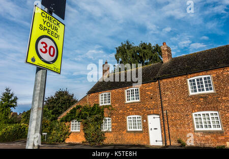 Vitesse de la communauté Watch 'Vérifier votre vitesse' warning sign on a 30 milles à l'heure limite légale road, dans une zone bâtie de Lincolnshire, Angleterre, Royaume-Uni. Banque D'Images