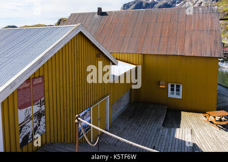 Musée de la raffinerie d'huile de foie de morue dans village historique aujourd'hui une attraction touristique. Nusfjord, Flakstadøya Island, îles Lofoten, Nordland, Norvège Banque D'Images