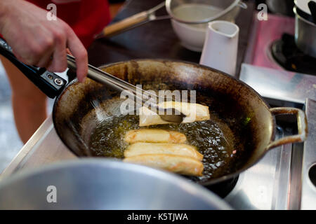 Faites frire les rouleaux de printemps végétariens golden brown. photo de la cuisine thaï traditionnelle faite d'ingrédients frais prises au cours de cuisine à Chiang m Banque D'Images