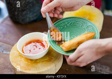 Golden brown frits rouleaux de printemps végétariens. photo de la cuisine thaï traditionnelle faite d'ingrédients frais prises au cours de cuisine à Chiang ma Banque D'Images