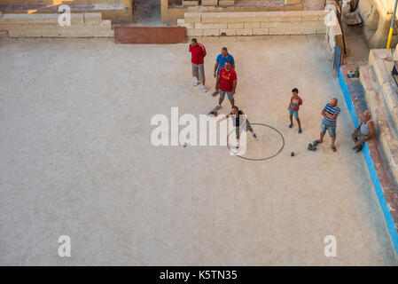 La Valette, Malte - 21 août 2017 : les habitants de la valette à jouer à la pétanque (pétanque) dans une aire de jeu. bocci ball est un sport étroitement lié à br Banque D'Images