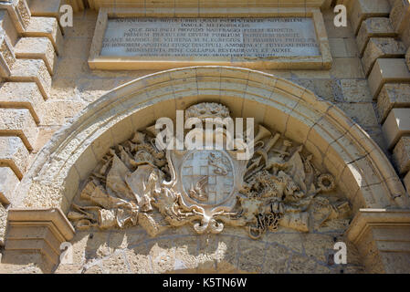 Mdina, Malte - 21 août 2017 : les armoiries sur la façade de la cathédrale St Paul aussi connu comme la cathédrale de mdina a été sculpté en 1705 lorsque le recosn Banque D'Images