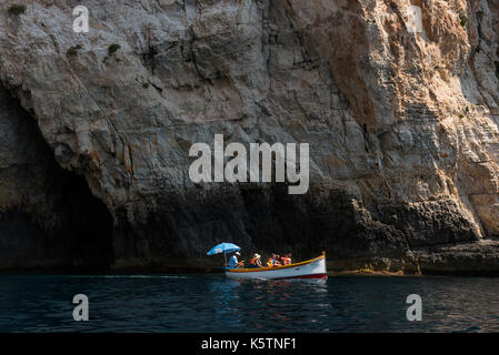 Grotte bleue, Malte - 23 août 2017 : les touristes de prendre une excursion en bateau à la grotte bleue. la mer grottes de Blue Grotto et arche naturelle sont une des maj Banque D'Images