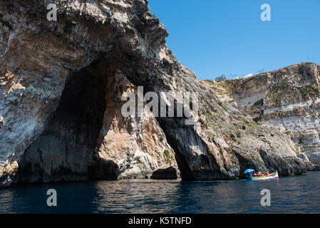 Grotte bleue, Malte - 23 août 2017 : les touristes de prendre une excursion en bateau à la grotte bleue. la mer grottes de Blue Grotto et arche naturelle sont une des maj Banque D'Images