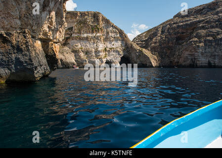 Grotte bleue, Malte - 23 août 2017 : les touristes de prendre une excursion en bateau à la grotte bleue. la mer grottes de Blue Grotto et arche naturelle sont une des maj Banque D'Images