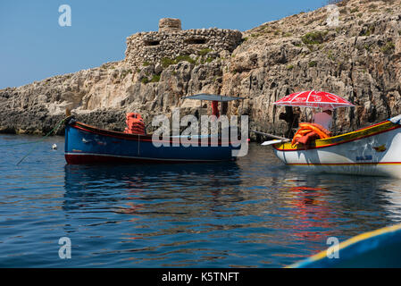 Grotte bleue, Malte - 23 août 2017 : les touristes de prendre une excursion en bateau à la grotte bleue. la mer grottes de Blue Grotto et arche naturelle sont une des maj Banque D'Images