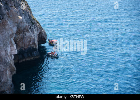 Grotte bleue, Malte - 23 août 2017 : les touristes de prendre une excursion en bateau à la grotte bleue. la mer grottes de Blue Grotto et arche naturelle sont une des maj Banque D'Images