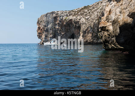 Grotte bleue, Malte - 23 août 2017 : les touristes de prendre une excursion en bateau à la grotte bleue. la mer grottes de Blue Grotto et arche naturelle sont une des maj Banque D'Images