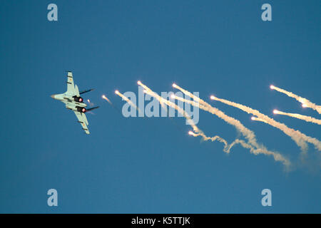 L'aviation militaire. Sukhoi Su-27 FLANKER avions de chasse de l'Armée de l'air des fusées éclairantes de libération de l'Ukraine Banque D'Images