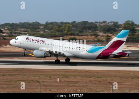 Transport aérien à bas prix. Airbus A320 avion-jet de passagers appartenant à la compagnie aérienne Budget Eurowings décollant sur un vol au départ de Malte Banque D'Images