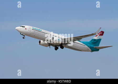 Le transport aérien commercial. Luxair Luxembourg Airlines Boeing 737-800 (737 ng ou Next Generation) passenger jet avion au décollage Banque D'Images