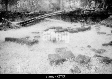 Cour arrière d'Angkor Thom, temple cambodge. Le 30 octobre 1996. Sur l'origine de l'image b/w film infrarouge. Banque D'Images