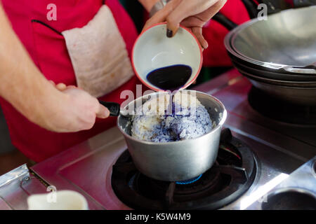 Préparation de riz bleu collant coloré par le thé de pois de papillon. Photo de la cuisine thaïlandaise traditionnelle prise pendant le cours de cuisine à Chiang Mai Banque D'Images