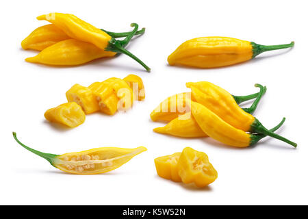 Au citron aji poivrons du Chili (Capsicum baccatum), entier, coupé, coupé en deux, en piles. chemins de détourage pour chacun, des ombres séparés Banque D'Images