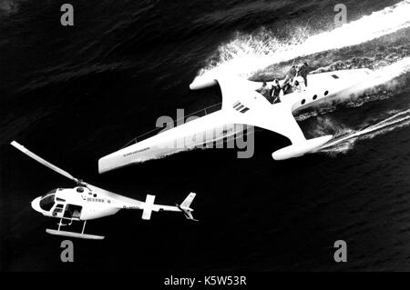 Ajaxnetphoto. 1988 Plymouth, en Angleterre. - Prototype - ilan voyager léger, un ensemble de la conception et la construction par Nigel Irens de bristol léger pour un navire de transport tout-temps a pris de l'eau ici aujourd'hui. Les constructeurs plus vessesl espère sera construit spécialement pour transporter les travailleurs de plates-formes pétrolières et de forage au large dans le golfe Arabo-Persique plaforms. photo:jonathan eastland/ajax ref:PBT   88 ilan voyager Banque D'Images