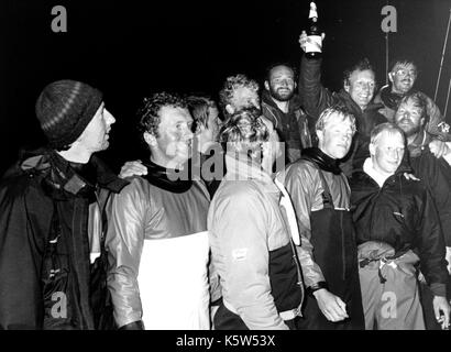 Ajaxnetphoto. 14 août, 1982. Plymouth, en Angleterre. L'équipe - Allemagne - équipage de l'équipe allemande de l'admiral's cup diva célébrer comme la location ou la location de quai à la fin de la Fastnet Race 605 milles. Photo:jonathan eastland/ajax ref:diva  851408 Banque D'Images